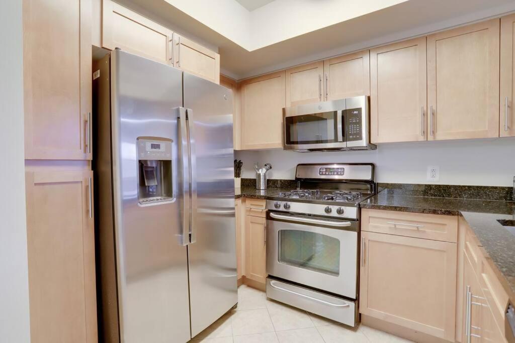 Upscale Comfort Next To Metro And Dining Arlington Exteriér fotografie