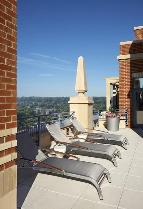 Upscale Comfort Next To Metro And Dining Arlington Exteriér fotografie