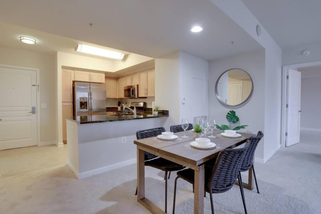 Upscale Comfort Next To Metro And Dining Arlington Exteriér fotografie