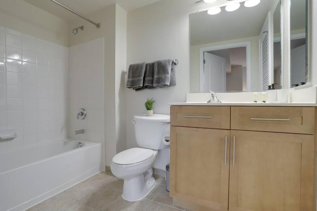 Upscale Comfort Next To Metro And Dining Arlington Exteriér fotografie